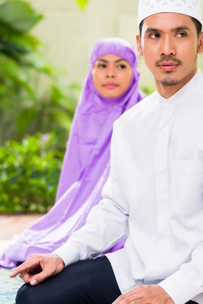 家で祈るイスラム教徒のアジアのカップル — ストック写真