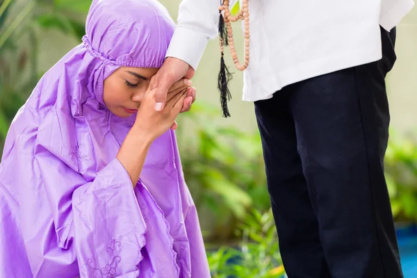 Pasangan Muslim Asia berdoa di rumah — Stok Foto