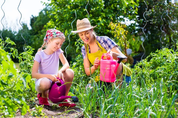 Moeder en dochter tuinieren in tuin — Stockfoto