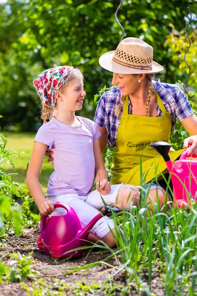 Moeder en dochter tuinieren in tuin — Stockfoto