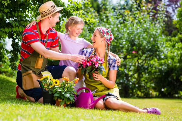 Familie tuinieren in tuin plezier — Stockfoto