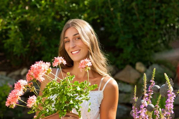 Jardín en verano - mujer feliz con flores —  Fotos de Stock