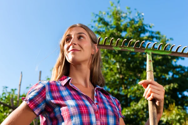 Jardinagem em verão - mulher com grelha — Fotografia de Stock