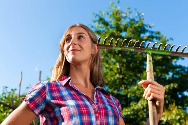 Jardinage en été - femme avec grille — Photo