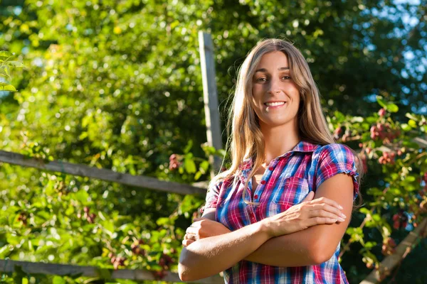 Gelukkige vrouw in haar zomertuin — Stockfoto