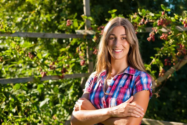 Gelukkige vrouw in haar zomertuin — Stockfoto