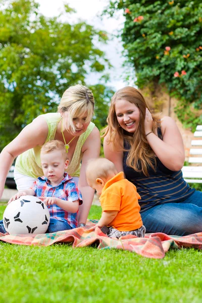 Mutter und Großmutter mit Kindern im Park — Stockfoto