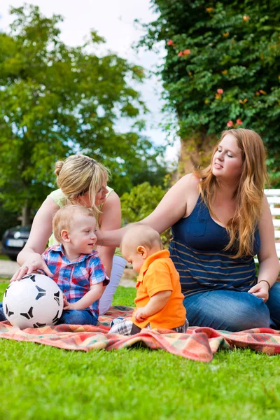 Mãe e avó com crianças em um parque — Fotografia de Stock