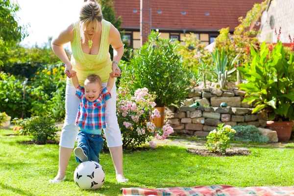 Family - mother and child in garden — Stockfoto