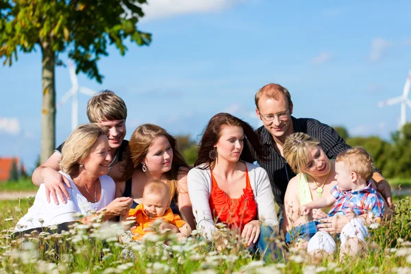 Familj och flera generation-kul på ängen i sommar — Stockfoto