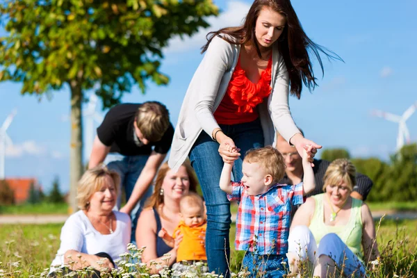 Family and multi-generation - fun on meadow in summer — Stock Photo, Image