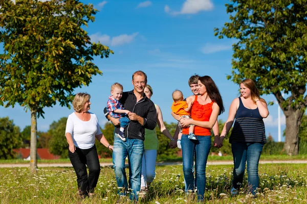 Familia y multi-generación - diversión en el prado en verano — Foto de Stock