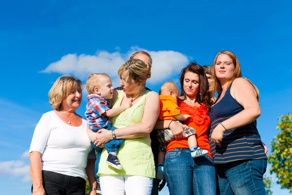 Familie en multi generation-leuk op weide in de zomer — Stockfoto