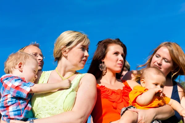 Family and multi-generation - fun on meadow in summer — Stock Photo, Image