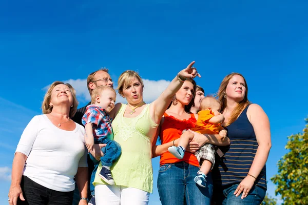 Familj och flera generation-kul på ängen i sommar — Stockfoto