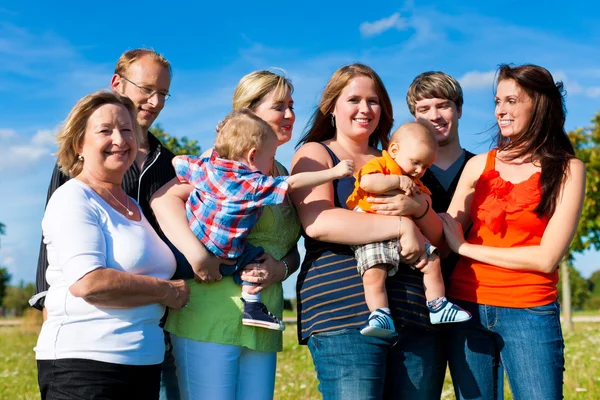 Family and multi-generation - fun on meadow in summer — Stock Photo, Image