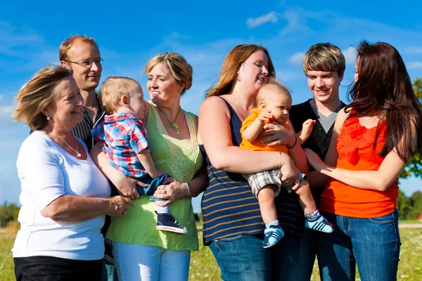 Familia y multi-generación - diversión en el prado en verano — Foto de Stock