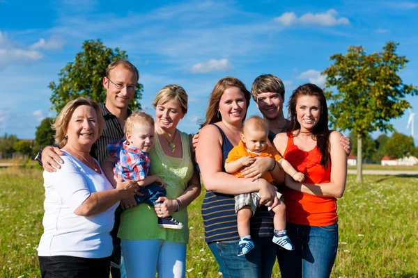 Family and multi-generation - fun on meadow in summer — Stock Photo, Image