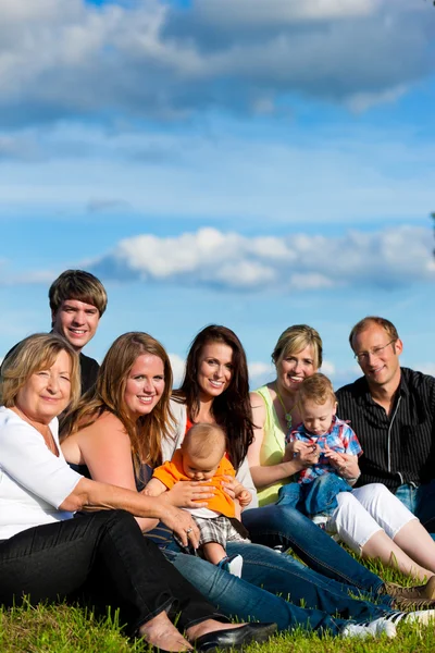 Family and multi-generation - fun on meadow in summer — Stock Photo, Image