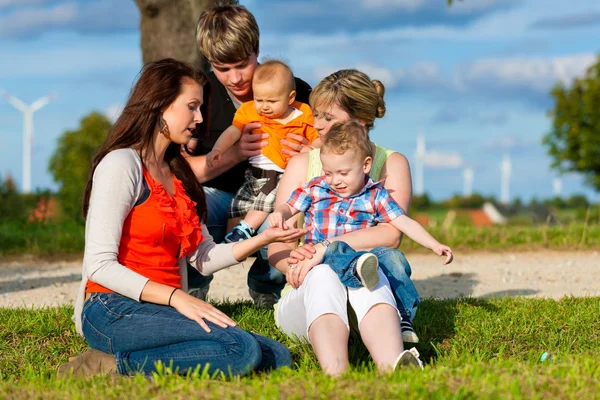 Familie - Großmutter, Mutter, Vater und Kinder — Stockfoto