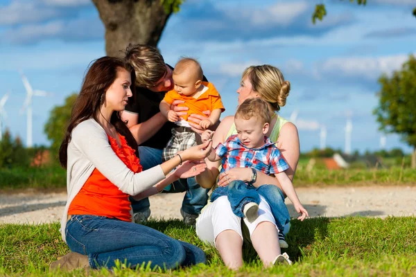 Familie - grootmoeder, moeder, vader en kinderen — Stockfoto