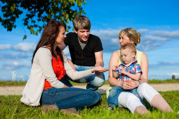 Familie - grootmoeder, moeder, vader en kinderen — Stockfoto