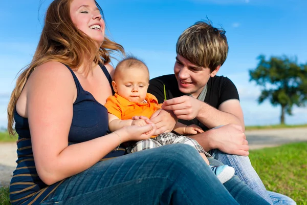 Familie in de zomer - vader, moeder en kind — Stockfoto