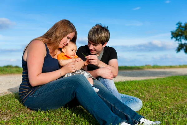 Familie in de zomer - vader, moeder en kind — Stockfoto