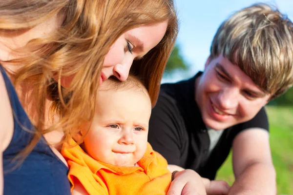 Familie in de zomer - vader, moeder en kind — Stockfoto