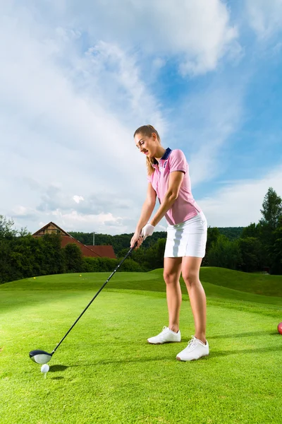 Jovem jogadora de golfe no campo fazendo balanço de golfe — Fotografia de Stock