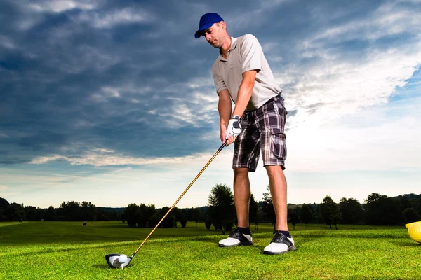Giovane giocatore di golf in campo facendo swing golf — Foto Stock