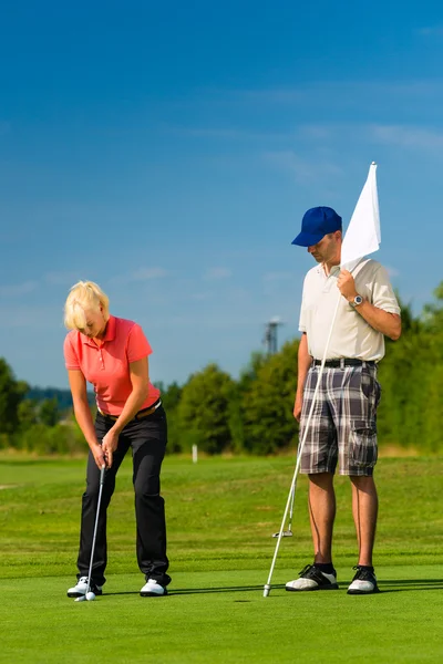 小两口嬉戏玩高尔夫球课程 — 图库照片