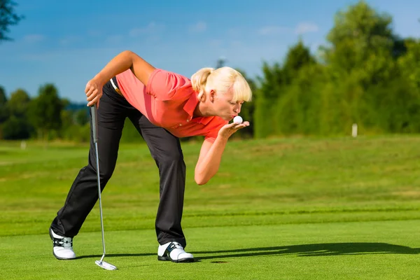 Young female golf player on course — Stock Photo, Image