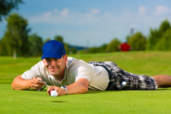 Jugador de golf joven en campo de poner — Foto de Stock