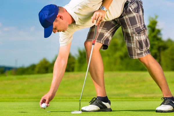 Jonge golfspeler bij het zetten van de cursus — Stockfoto