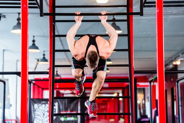 Homem em freestyle Calisthenics formação em ginásio — Fotografia de Stock