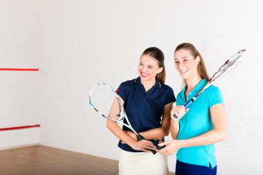 Squash raket spor salonunda, eğitim kadınlar