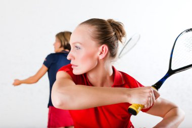 Squash raket spor salonunda