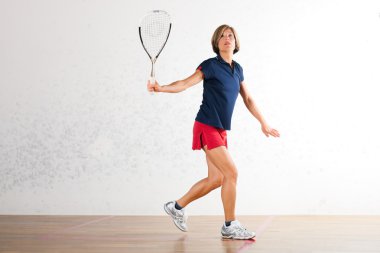 Squash raket spor salonunda, oynayan kadın