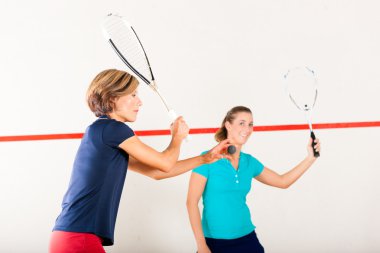 Squash raket spor salonunda, kadınlar yarışı