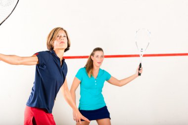 Squash raket spor salonunda, kadınlar yarışı