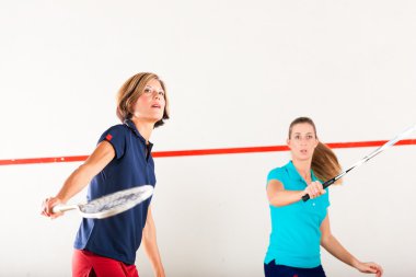 Squash raket spor salonunda, kadınlar yarışı