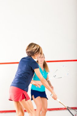 Squash raket spor salonunda, kadınlar yarışı