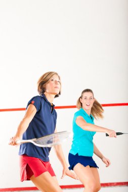 Squash raket spor salonunda, kadınlar yarışı