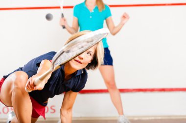 Squash raket spor salonunda, kadınlar yarışı