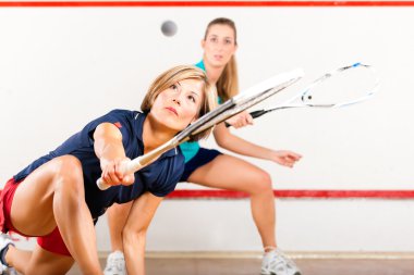 Spor - spor salonu sahada oynayan kadınlar squash