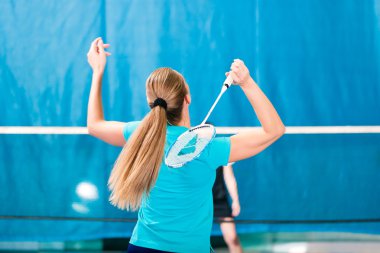 Badminton spor salonunda, oynayan kadınlar