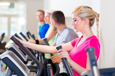 Erkek ve kadın spor salonunda treadmill