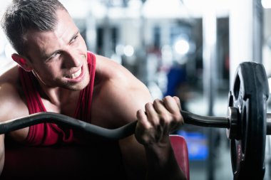 Dumbbell eğitim salonunda