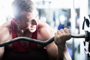 Dumbbell eğitim salonunda